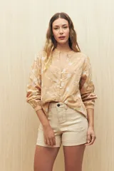 Short de jean celeste con bolsillos delanteros con solapa y ruedo con dobladillo.