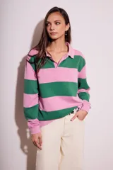 Sweater de algodón peinado a rayas horizontales rosas y verdes, con cuello polo y cierre parcial con botones.