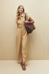 Mono largo color crema, estilo camisero, con botones forrados, cinturón con hebilla y mangas cortas.