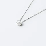 Gargantilla de plata con dije circular con circonia engarzada.