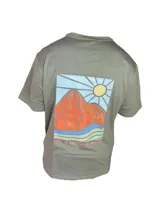 Remera verde oliva de manga corta con cuello redondo y estampado en el pecho de un sol sobre montañas.