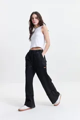 Pantalón de felpa celeste con cintura elastizada ajustable y bolsillos laterales.