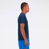 Remera deportiva azul con logo de New Balance en el pecho.