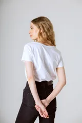 Camiseta negra de algodón orgánico con cuello en V y logo bordado en el pecho.