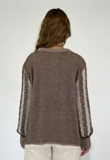 Sweater color amarillo con diseño de trenzas verticales en color crema.