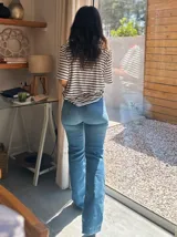 Pantalón de jean celeste, corte Oxford con tajo lateral.