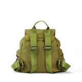 Mochila verde militar de nylon con tapa y broche metálico. Tiene apertura superior con cierre marinero, bolsillos internos, bolsillo con cierre metálico al frente y laterales. Incluye asas rígidas de mano y correas regulables para colgar en la espalda.