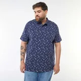Chomba azul marino de piqué con estampado de palmeras y tablas de surf blancas.