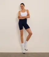Bermuda deportiva ajustada de poliamida con acabado seamless y efecto levanta pompis.