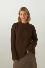 Sweater marrón de tejido de punto industrial, con cuello a la base.