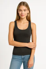 Musculosa de algodón color gris oscuro, de bretel ancho, corte al cuerpo y cuello redondo.