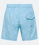 Bermuda de baño celeste con estampado de palmeras blancas, cintura elástica con cordón negro y bolsillos laterales.