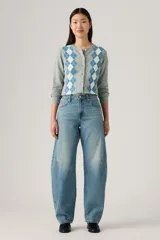 Pantalón de jean celeste de corte amplio, estilo baggy, con tiro alto y bolsillos delanteros y traseros.