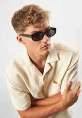 Lentes de sol Eco Shades modelo Moretti, con marco octogonal color verde oliva y lentes grises.