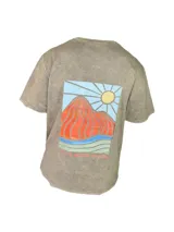 Remera verde oliva de manga corta con cuello redondo y estampado en el pecho de un sol sobre montañas.