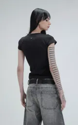 Remera negra de manga corta y cuello redondo, confeccionada en tejido ribb 100% algodón, con moldería ajustada al cuerpo y largo a la cadera.