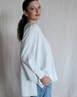 Remerón negro de corte amplio y mangas largas.