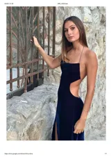 Vestido largo midi de terciopelo azul marino, con breteles de cadena plateada, espalda descubierta, corte ajustado y tajo lateral.