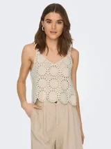 Top color crema de crochet con escote en V y tirantes anchos.