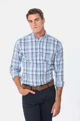 Camisa de manga larga con estampado a cuadros, corte regular y logo bordado.