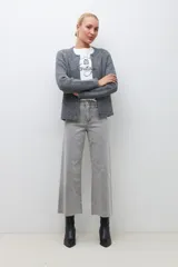 Pantalón jean gris claro, corte culotte, tiro alto y ruedo desflecado.