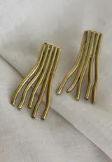 Par de aros de bronce con forma abstracta de líneas onduladas.