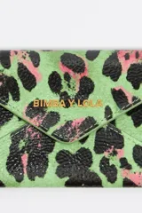 Monedero tipo sobre de Bimba y Lola con estampado animal print en tonos verde, negro y rosa.