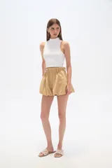 Short color beige de algodón, con cintura alta elastizada, corte globo y frunces.