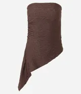 Top tipo bandeau sin breteles, color marrón oscuro, confeccionado en tejido de malla texturizada con efecto arrugado y un ruedo asimétrico y alargado en un lateral.
