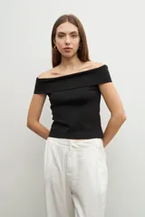 Top color crudo con escote bardot y corte ajustado.