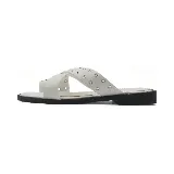 Sandalias blancas con tiras cruzadas y ojales metálicos.