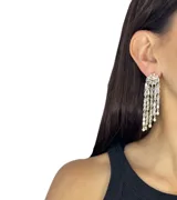 Aros largos plateados con forma de lágrima, con incrustaciones de zirconia y diseño de flecos.