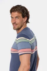 Remera de manga corta con diseño a rayas horizontales en tonos azul, verde, beige y rosa.