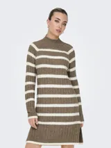 Vestido marrón de punto con rayas horizontales blancas, cuello alto y mangas largas.