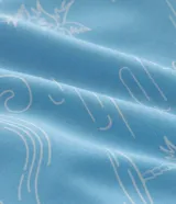 Bermuda de baño para hombre, color celeste claro con estampado sutil en blanco. Posee cintura elástica ajustable con cordón negro.