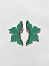 Aros colgantes con forma de flor roja con glitter, detalle de strass y gancho de acero quirúrgico.