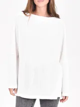 Buzo negro de tejido waffle, con cuello redondo y calce holgado.