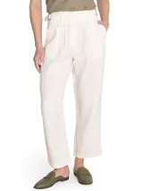 Pantalón de lino color verde, de tiro alto y pierna recta, con cierre cruzado y hebillas en los costados.