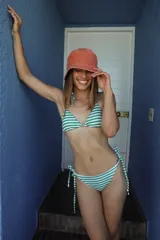 Parte inferior de bikini estilo brasileño con tiras laterales ajustables, confeccionada en lycra con estampado de rayas horizontales verdes y blancas.