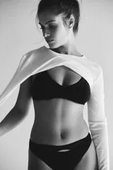 Sostén de bikini o bralette negro, sin aro, con textura acanalada y escote en V.