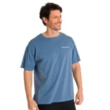 Remera color ladrillo de corte recto, con cuello redondo y mangas cortas. Logo de Caterpillar bordado en el pecho y parche con logo en la manga.
