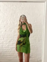 Minivestido verde con estampado de hojas, escote drapeado y choker al cuello.