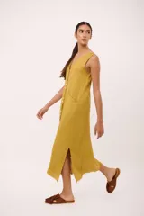 Vestido midi color borgoña, sin mangas, con escote en V, cierre frontal con botones y bolsillos laterales.