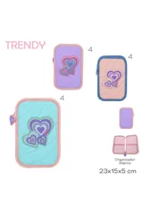 Cartuchera acolchada color celeste/turquesa con borde rosa. Presenta un aplique frontal de tres corazones superpuestos en tonos de lila y violeta, con la palabra "TRDY" grabada en el corazón más grande. Incluye un dije de corazón colgante en el cierre.