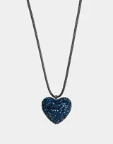 Gargantilla con dije de corazón cubierto de strass azules, colgando de un cordón negro.