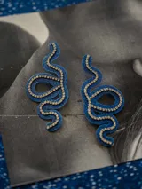 Aros colgantes con forma de serpiente azul contorneada con strass plateado.