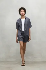 Camisa de lino color gris con mangas cortas y cuello clásico.