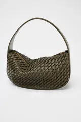 Bolso de mano color verde oliva con efecto trenzado. Tiene asa corta y correa larga extraíble. El cierre es con cremallera metálica.