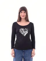 Remera negra de mangas largas con cuello redondo y estampado de un corazón blanco con la inscripción "New York".