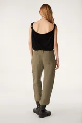 Pantalón cargo color verde militar con bolsillos laterales y corte relajado.